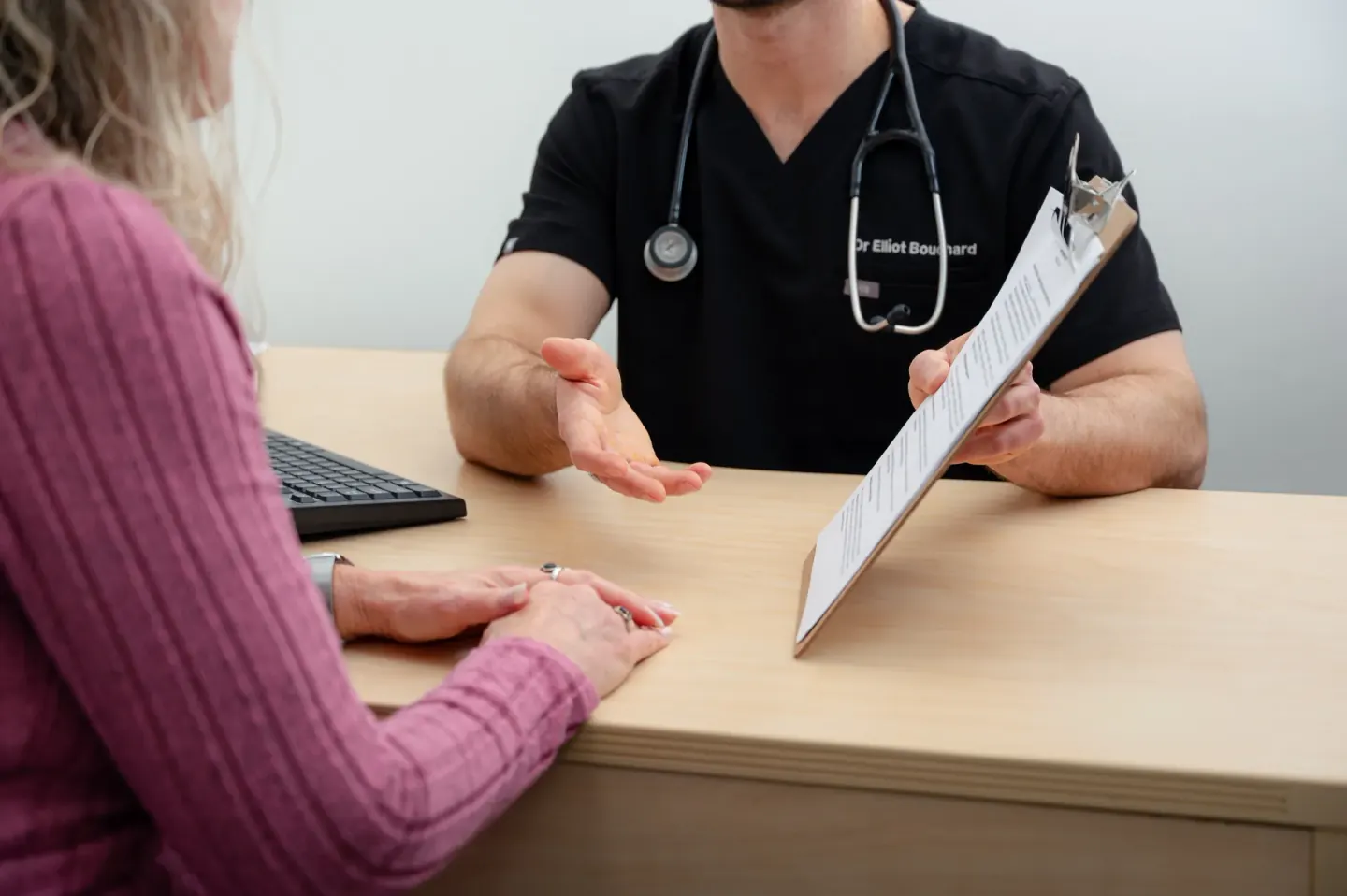 Médecin de famille aidant une patiente avec un formulaire administratif