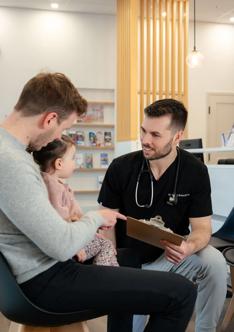 Dr Bouchard ausculte un enfant avec un stéthoscope lors d'une consultation pédiatrique
